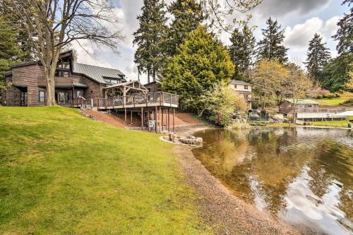 Spacious Lakefront Olympia Hideout With Deck!