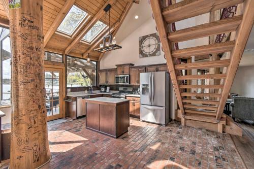 Spacious Lakefront Olympia Hideout With Deck!
