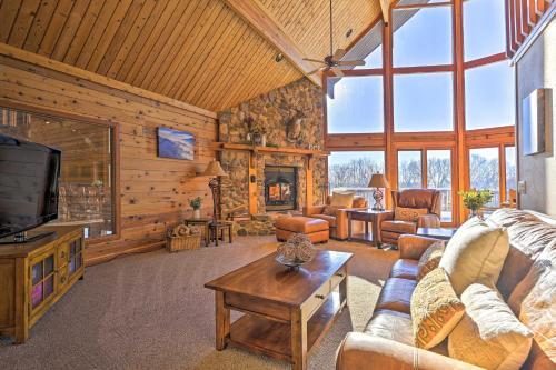Lodge With Indoor Pool, Along Devils Lake Park