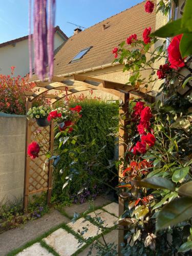 Joyeuse Villa De 2 Chambres Avec Jardin Fleuri