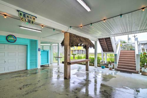 Bright Crystal Beach Home - Next To The Beach