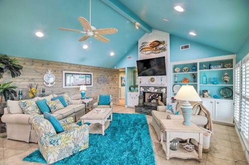 Bright Crystal Beach Home - Next To The Beach