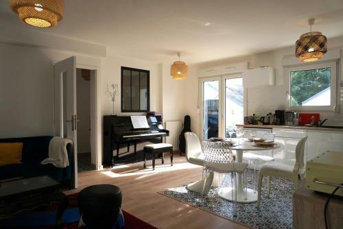 Maison de Ville Mitoyenne D'un C�t� Enti�rement.
