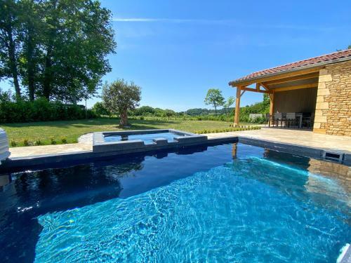 Villa Moderne , Neuve Piscine Jacuzzi .