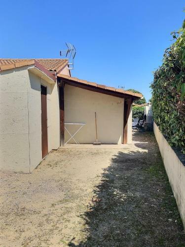 Jolie Maison Avec Jardin Et Piscine Commune