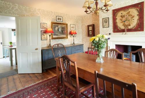 Chanting Hill Farmhouse