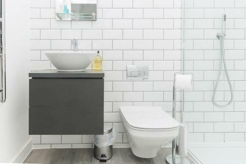 The Chapel 1 - Stylish 2 Bed 2 Bath Modern Home