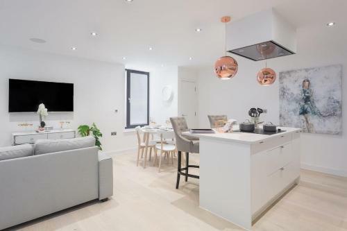 The Chapel 1 - Stylish 2 Bed 2 Bath Modern Home