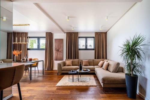 Crowonder Luxury Gold Apartment