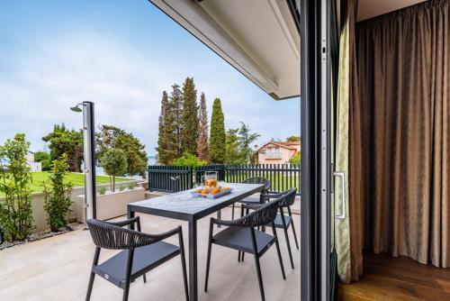 Crowonder Luxury Gold Apartment