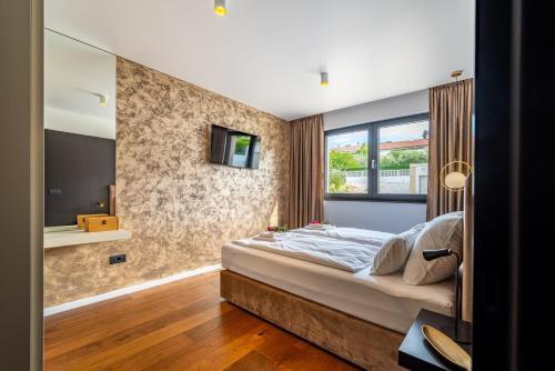 Crowonder Luxury Gold Apartment