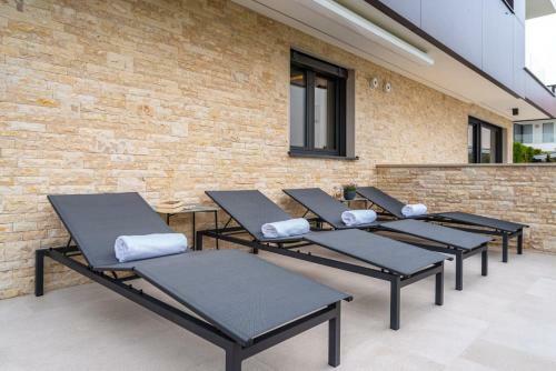 Crowonder Luxury Gold Apartment