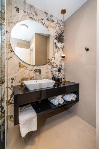 Crowonder Luxury Gold Apartment