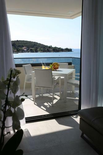 Premier Laguna Apartment