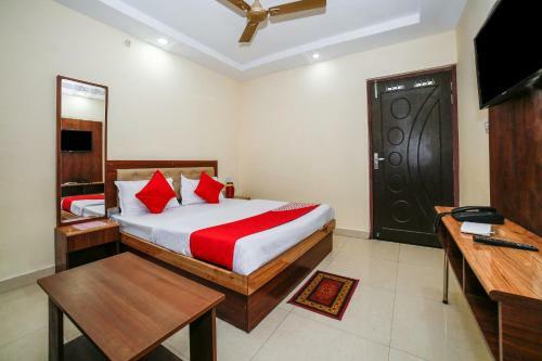 Oyo 27825 Hotel Royal
