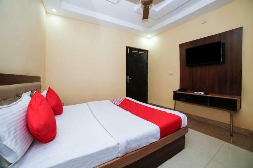 Oyo 27825 Hotel Royal