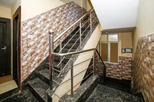Oyo 27825 Hotel Royal
