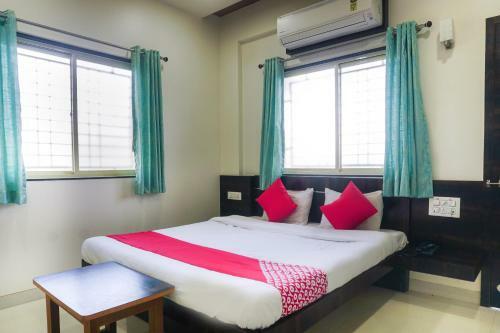 Oyo 65175 Hotel Anand