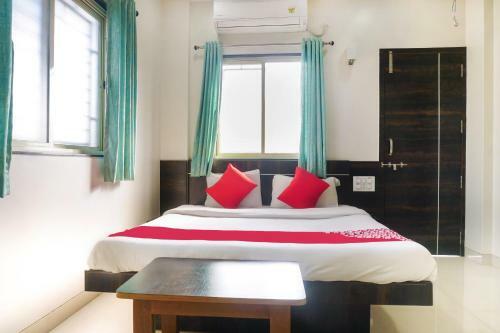 Oyo 65175 Hotel Anand