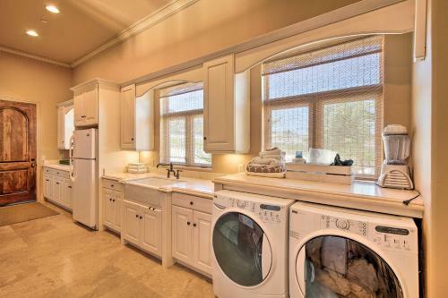 Stunning Palmdale Villa Oasis On Vineyard!