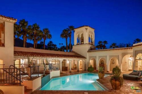 Modern Home With Luxury Designs