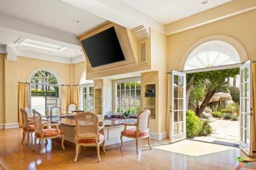 Modern Home With Luxury Designs