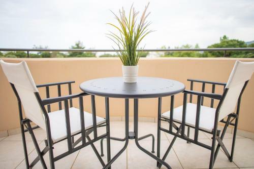 Helios: Charming Beach Home Next To Crystal Waters