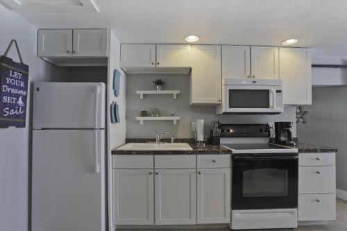 1 Bedroom Bay Front Villa Bring Your Boat Dock Space Available Villa