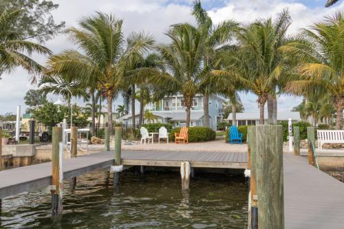 1 Bedroom Bay Front Villa Bring Your Boat Dock Space Available Villa