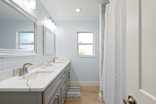 Water Front Private Pool Spa Home With Boat Docking Available Home