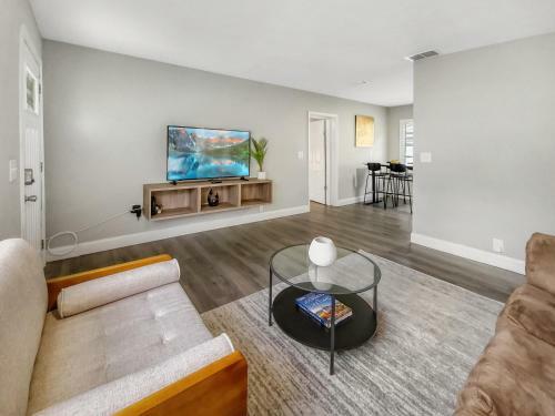Charming Vacation House Near Bush Gardens