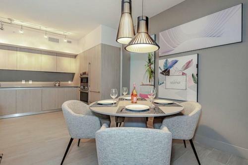 5 Amenities Luxury 1br Front Intercostal View Balcony