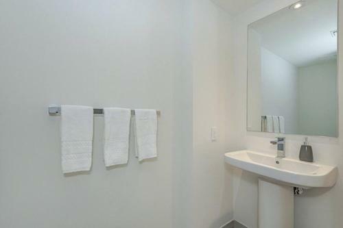5 Amenities Luxury 1br Front Intercostal View Balcony