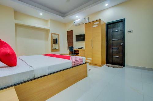 Hotel Oyo 23021 Royal Residence