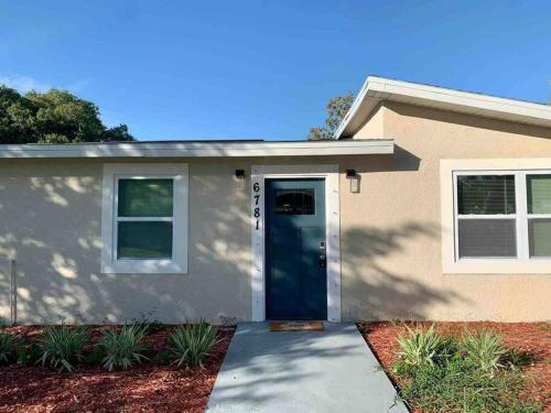 Upscale 3 Bedroom Home In Pinellas Park