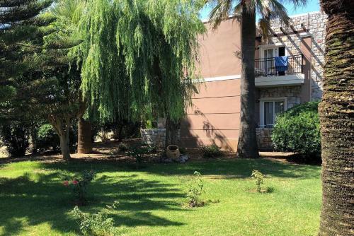 Apartment In Gerani With Garden