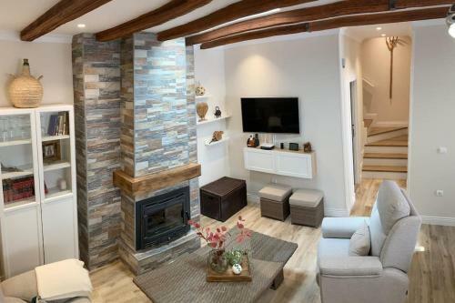 Casa Reformada Con Chimenea Y Terraza