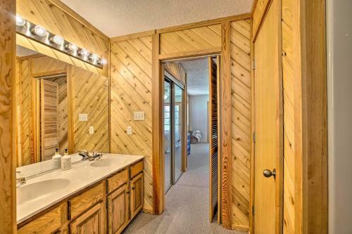 Spacious Home With Hot Tub, Sunroom And Views!