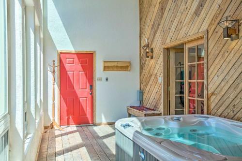 Spacious Home With Hot Tub, Sunroom And Views!