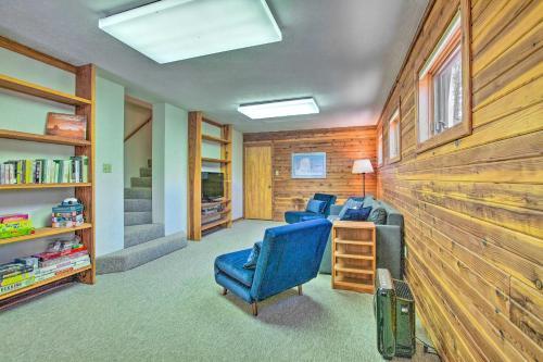 Spacious Home With Hot Tub, Sunroom And Views!