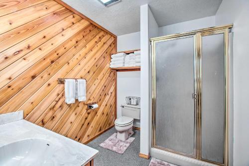 Spacious Home With Hot Tub, Sunroom And Views!