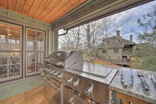 Woodsy Smoky Mtn Hideaway With Grill And Views!