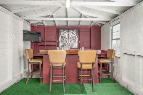 Qc Bar House