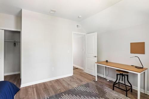 Hidden Palmetto: A Bright Home With Covered Patio!