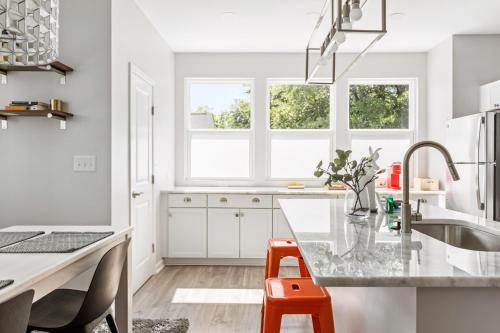 Hidden Palmetto: A Bright Home With Covered Patio!