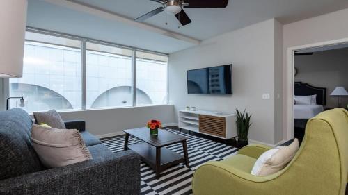Cozysuites Stunning 2br 2ba Apartment Downtown