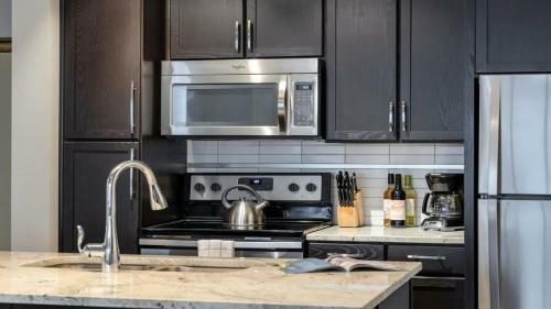Cozysuites Stunning 2br 2ba Apartment Downtown
