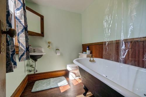 Captains Quarters By The Bay Cottage