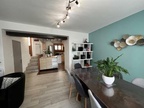 Petite Maison Dans Le Bourg de Villerest