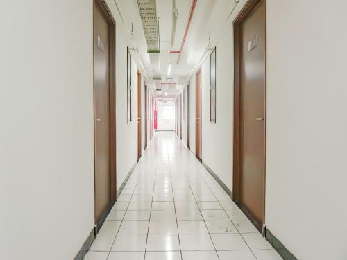 Hotel Vaccinated Staff - Oyo 90241 Gunung Putri Square Apartment